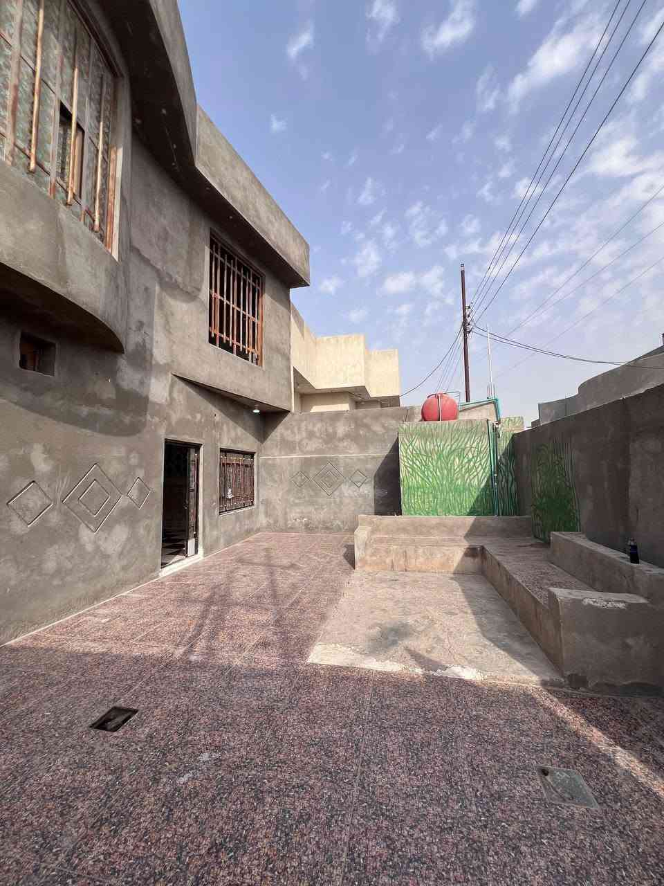 دار سكن #طابقين :🏠
ملك صرف زراعي عراقي نموذج 25
#ركن على شارعين شارع 10م وشارع 8م
#يحتوي :: على 5 خمسة غرف منام
#المساحة :: 200م
…..
#يحتوي الطابق الأرضي :: كراج واسع ماشاء الله 
صحيات خارجية . استقبال . مطبخ . صالة . درج 
غرفتين منام . صحيات داخلية منعزلات . مناور 
…..
#يحتوي الطابق الأول :: صالة . 3 ثلاث غرف منام 
صحيات . سطح خارجي .
…..
#علماً / الدار يحتوي على برج #إنترنت نت مجاني
مع استلال 50 الف شهرياً من المستإجر .
…..
إبي الخصيب - ابو كوصرة - قرب مدرسة تدمر 
#الخدمات / سوق كامل ماتحتار . مدرسة يمك 
…..
#تستلم بيتك بعد المكاتبة مباشر .
…..
#السعر_المطلوب :: 105مليون قابل للتفاوض
…..
#للإستفسار :: ☎️***********
