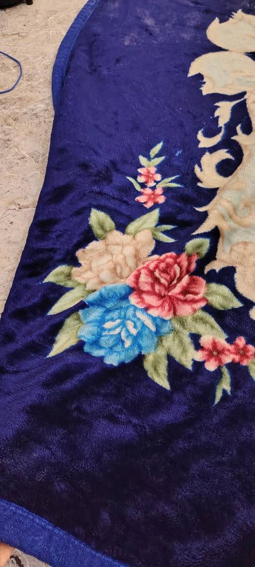 مكلف بنشر بطانيات عدد 2 وكربت عدد2 ودوشك اسفنج  عدد3 ودوشك ديباج كلهن 25. اللحجز ***********
