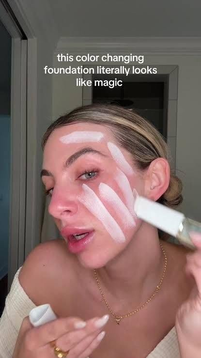 🔥 توفر لترند كريم الاساس السحري من إلرويل ✨ ELROEL Blanc Cover Cream Stick ✨
اكتشفي سر البشرة الكورية المثالية مع كريم الأساس السحري ELROEL Blanc Cover Cream Stick!
💎 تقنية ذكية لتغيير اللون تبدأ بتركيبة كريمية بيضاء وتنسجم مع لون بشرتك الطبيعي للحصول على مظهر متجانس وطبيعي.

🖌️ فرشاة مدمجة عالية الكثافة لدمج سريع وسهل دون تكتل أو خطوط.
💧 تركيبة تجمع بين التغطية والعناية، غنية بالكولاجين ومكونات مرطبة تساعد على منح البشرة مظهراً أكثر نعومة وإشراقاً.
🌸 تغطية مثالية ولمسة ندية مشرقة تدوم لساعات مع إحساس خفيف ومريح على البشرة.
✔ مناسب للاستخدام اليومي
✔ تغطية متوسطة إلى عالية
✔ مظهر طبيعي ومشرق
#الاصلي المنشأ امريكي 🇺🇸💯

🚘 يوجد خدمة توصيل لجميع محافظات العراق ٤ الاف 🚘


**إذا كنت صاحب هذا الإعلان وتريد حذفه لأي سبب، رجاءا أرسل رسالة إلى الدعم الفني**