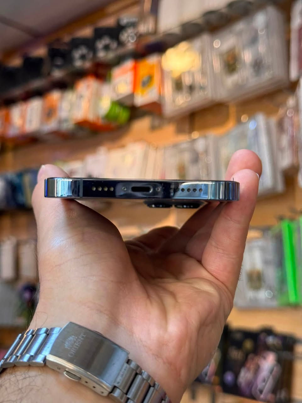 🔥 سعر لقطة وميتفوت! 🔥
للبيع جهاز iPhone 13 Pro Max بمواصفات ممتازة وحالة تخبل:
 الذاكرة: 256 جيجابايت.
 الشريحة: تك (Single SIM).
 حالة الجهاز: الجهاز بلادي بالكامل، ما ملعوب بي ولا مبدل بي أي قطعة نهائياً باستثناء البطارية.
 البطارية: مبدلة أصلية، أداء ممتاز وشحن يمشيك براحتك.
💰 السعر: 625 فقط! (سعر لقطة حرفياً).
📍 العنوان: الموصل - حي الزهور، داخل قيصرية السرحان، دورة سيدتي الجميلة.
📱 سنتر دانيال
📞 للاستفسار والاتصال: ***********
