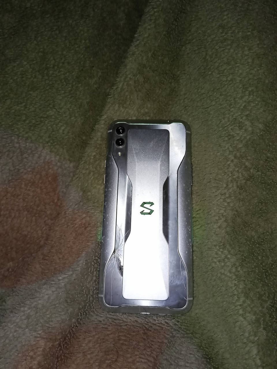 السلام عليكم بلاك شارك ٢ برو للبيع فقط السماعة الفوگ مال اتصالات متشتغل تتبدل ب١٠ وبيه ضربة بالخلف بالكلاس الخلفي موضحها رام ١٢ ذاكرة ٢٥٦ كلشي شغال بطارية مبدلها جديدة الجهاز يخبل لا يحمى وقوي كامراتة البصمة وrgb شغالة بالغيدو يخبل وكلشي شغال وكارتونتة موجودة تواصل واتساب *********** سعرة 150قفل
