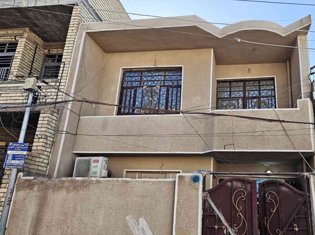 السلام عليكم
بيت 100 متر نهاية حي اور في مريوش قريب على الشارع العام من جهة نهاية حي اور يتكون الطابق الاول من مطبخ واستقبال و صالة و وغرفة نوم اضافة للخدمات مع ترك  والطابق الثاني غرفة و حولي وسطح
البيت يحتاج بعض الاصلاحات ولكن تگدر تجيب غراضك وتگعد مباشرة كلش عادي 
المنطقه سند 117 تبليط رسمي و مجاري و كيبل ضوئي قريبة كلش على شارع حي اور و من الجهه الثانية شارع مباشرة باتجاه صباح الخياط كما موضح المكان بالصورة 
السعر المطلوب 105 مليون 
للاستفسار اكثر 
ابو علي 
***********
