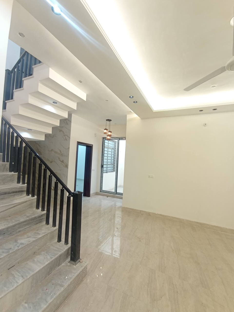 دار للبيــــــع بناء حديث حله نادر الأولى قريب جدا على الشارع الخدمي 

المساحــــــة  200 متر طابو زراعي سند 25 

مــــــحتويات الـــــــدار طابقين بناء حديث درجة أولئ
     
الطابــــــــــــــق الأرضـــــــــــــي

غرفتين نـــــــوم وصاله وكليدور ومطبخ حار وبارد ومجمع صحيات داخلي وخارجي وكراج سياره 

الطابــــــــــــــق الثانــــــــــــــــي

ثلاث نـــــــوم وكليدور ومجمع صحيات 

لـــلاســــتـــفـــســـار
 ***********
***********
مراجعة مكتب سومر للعقار نادر الاولى على الشارع الخدمي قرب حسينيه حنتوش
