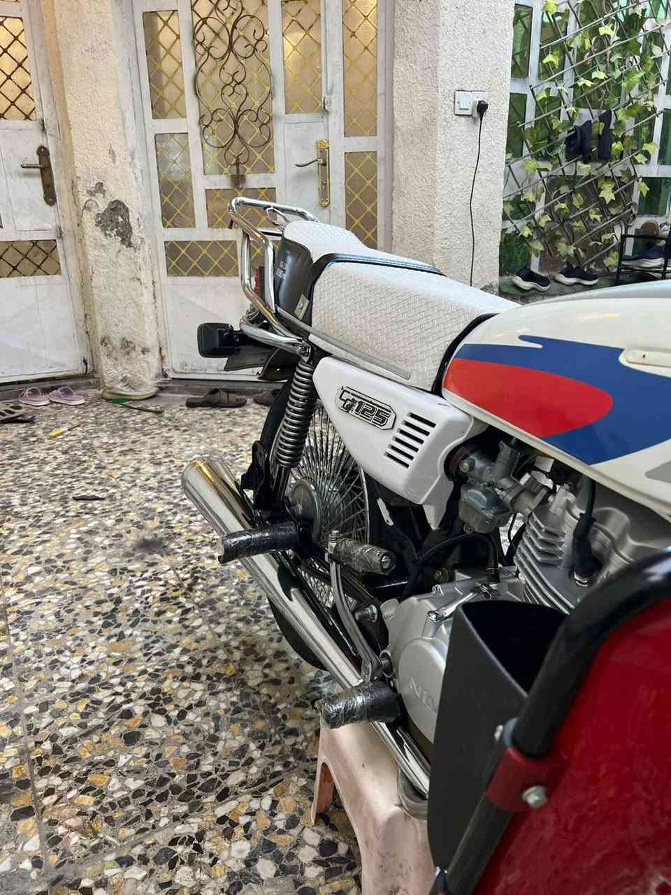 السلام عليكم مراوس بوكسر لو دايوان لو شاينك مرقم 
دراجتي مرقم كاملة رقم بغداد تحويل ثاني يوم الدراجة ارشا بس تعمير مكينة صارلها شهر مال نامة 
***********
