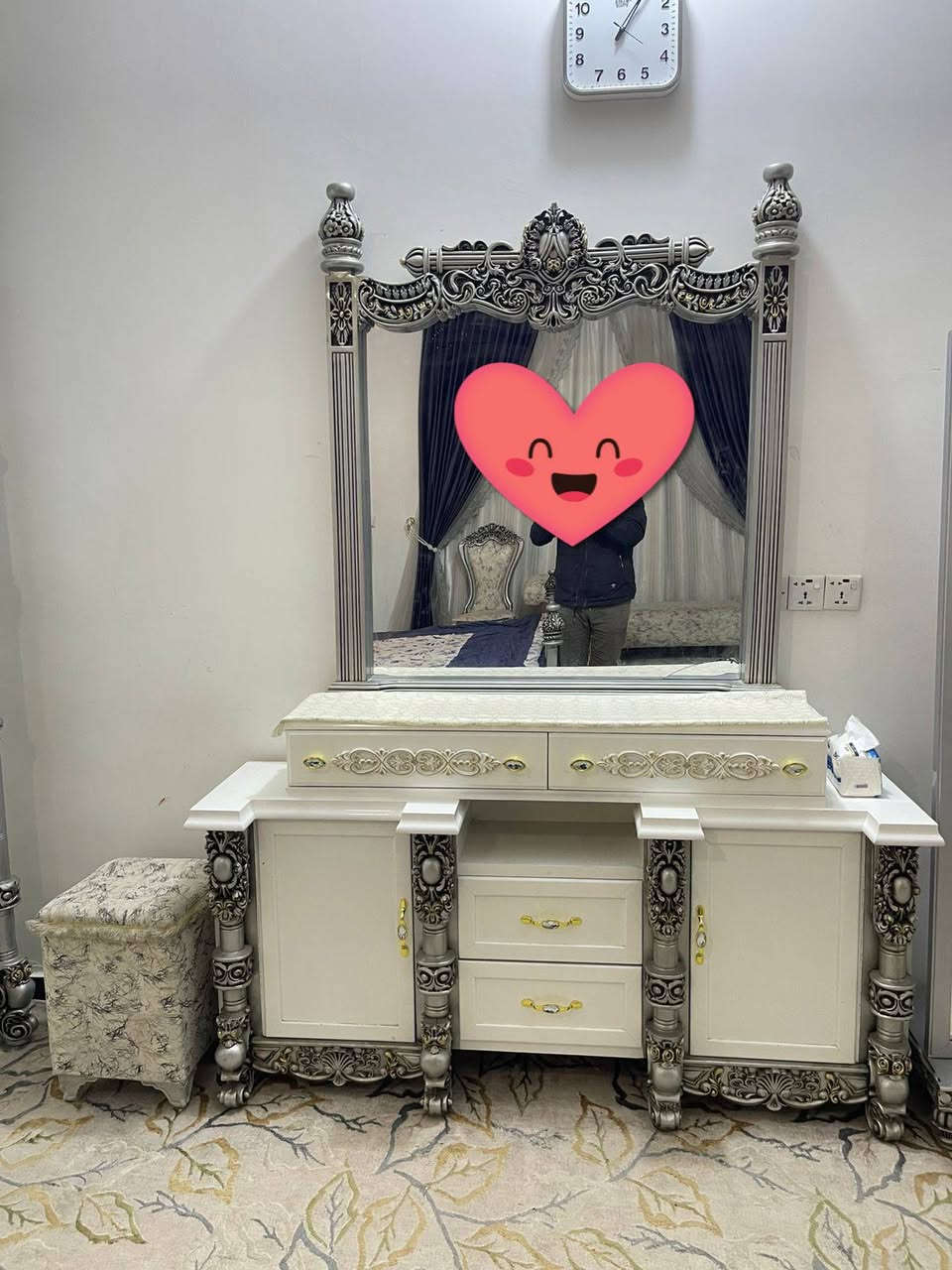 السعر  ٤ ملايين 

موديل اساور✅

غرفة ٦ ابواب طابقين ملحق 

تتكون من ١٠ قطع 

داخل صاج طبيعي 

الوجه انديف  6ملم 

الداخل صاج طبيعي 4ملم 

كل الغرفة الهيكل خشب زان 

لف الابواب والمجرات خشب زان

كل الغرفة دنگ خشب زان لوكنز 

القاعدة بلوك صاج 

الظهر چرچوبة داخلية شد براغي 

السرير رگم لوح خشب چام ٦ 

 وطابورية 

ارتفاع الكنتور ٢٨٠سم

عرض الكنتور ٣٦٥سم

عرض زاوية الملابس ١٢٢سم

يعني الكنتور وزاوية الملابس ضلع كامل ٤٧٥سم
علما ان سعر الشراء السابق 5 ملاين مستخدمه 6 اشهر 
العنوان الراشدية مقابل المرور 
لتواصل عبره الرقم ***********
