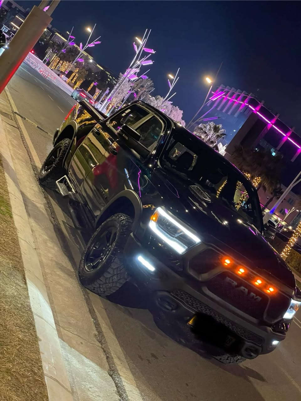 دوج رام RAM دخول جديد 
الموديل: ريبيل REBEL 
سنة الصنع: 2023
المحرك: 8 سلندر هيمي  5700 etorque
ناقل الحركة: اتوماتيك 
عدد الميال:26,000 mil مايل 
صورة الضرر مرفقه مع المنشور 
———————————————
مواصفات:
عدادات الكترونية
شاشة كبيرة
 امكانية تعديل ارتفاع دواسات البنزين والبريك
مقاعد كهرباء و خزن
تشغل عن بعد
مثبت سرعةً
مقاعد تدفئة 
داخل سيارة اسود و احمر 🔴
ستيرن تدفئة 
كاميرا خلفي 
مقاعد جلد 
المرآة كهرباء و وتضليل كهربائي
نظام دفع رباعي او تو ويل
ضواء زنون اضائة ليد LED
سمعات البين 
قيس الاطارات 20 إنش 
غطاء البودي موجود اصلي اجا وياها من امريكيا
———————————————
السعر :38500بيها مجال 
سيارة جاهزة من الهزة والتحويل
—————————————
سيارة موجودة بتكريت
***********
