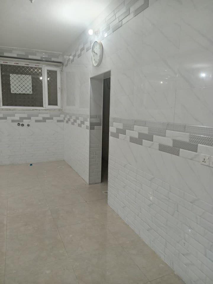 سلام عليكم 
بيت للإيجار حي البلدية مقابل التربية 
مساحه ١٠٠ طابقان الأرضي صاله كبير  والطابق الثاني يحتوي على غرفتين نوم وصاله وحمام ومطبخ وسطح 
للاستفسار ***********
