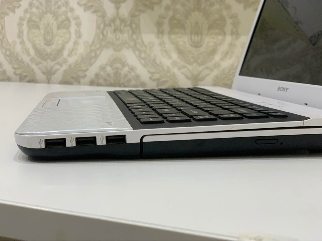 لاپتۆپی sony vaio 
لاپتۆپێکی زۆر خاوێنەوە هەمووشتی بە جوانی ئیش دەکات 
مواسەفاتەکانی:
ram:4GB
Core i3
2.10 GHz
پەیوەندی بکە بە:
***********
ناونیشان: هەولێر رێگای کۆیە پشتی ماجدی مۆل أربيل, العراق
