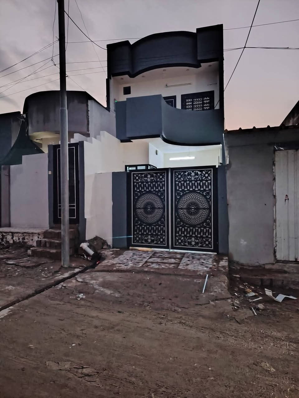 دار طابقين للبيع معزول الاول عن الثاني
📍مساحه 125 متر واجهه 5 وعمق 25 

📍موصل حي الانتصار بين شارع 60 وشارع 30 خلف المستوصف 

🗒️سند طابوالزهور شرط التحويل👉 

📍 يتكون الطابق الاول من غرفتين نوم 💤 وهول وستقبال ومطبخ وصحيات 

📍والطابق الثاني يتكون من غرفة نوم 💤 وهول وستقبال ومطبخ وصحيات 

💵💵السعر 73 وبي مجال 

للاستفسار الاتصال ع الارقام التاليه 

*********** وتساب

***********
