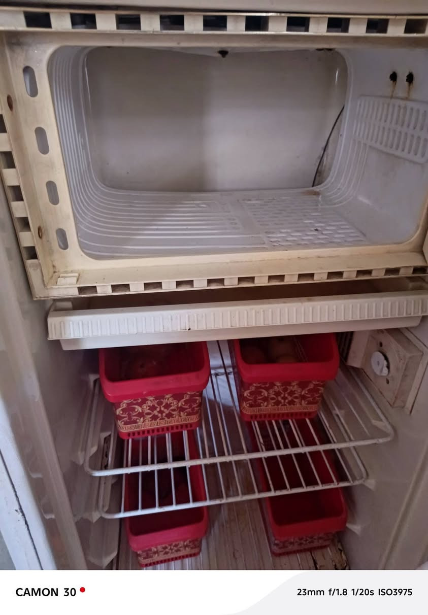 ثلاجه مابيها شيء بس ناقصها غاز سعرها 50 وبيهها مجال ***********

