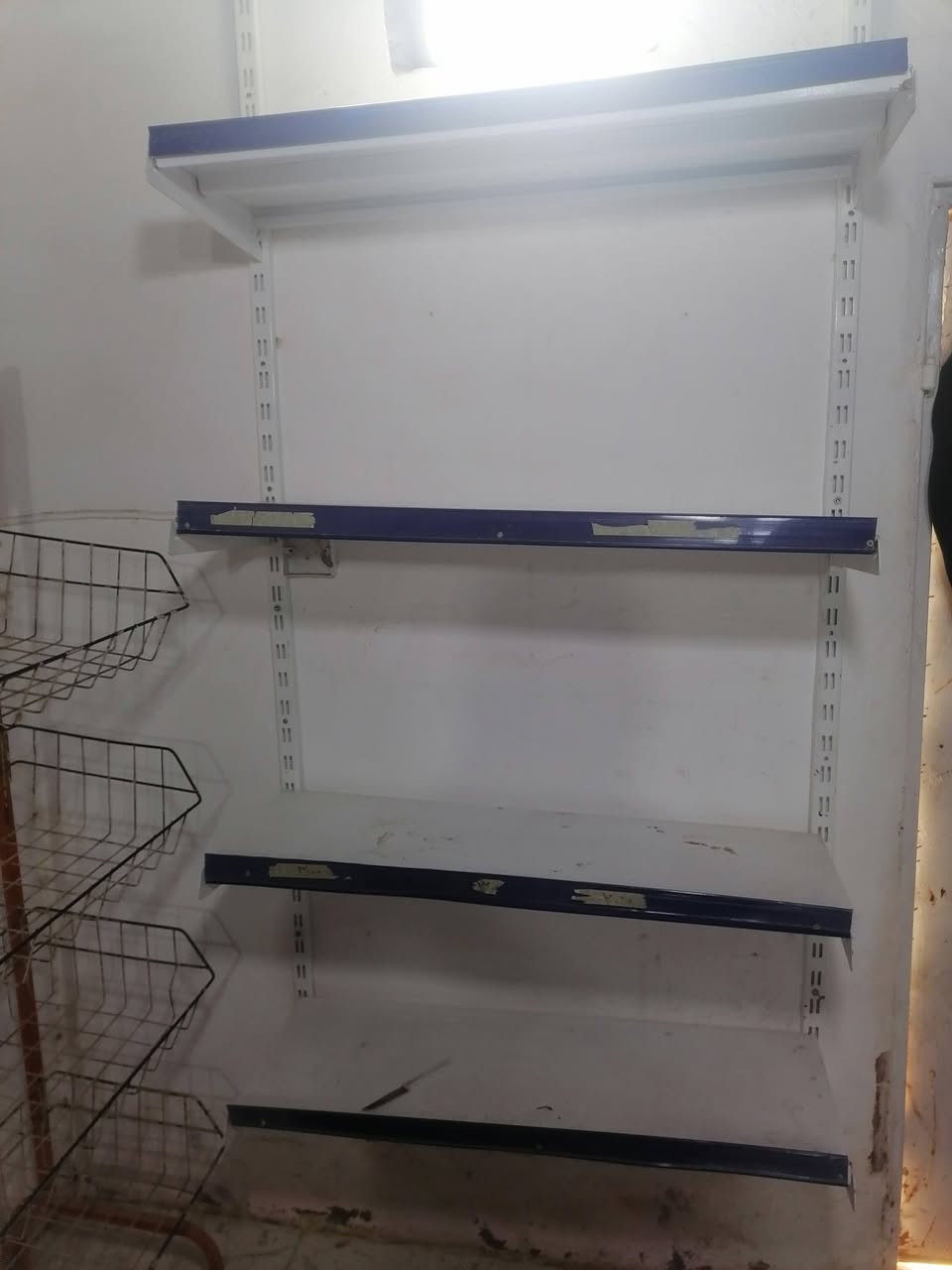 السلام عليكم ورحمة الله وبركاته....
رفوف للبيع العدد مسطرة عدد9.. و.. 29رف 
السعر 160الف وبيه مجال قليل اتصل وتدلل ***********
