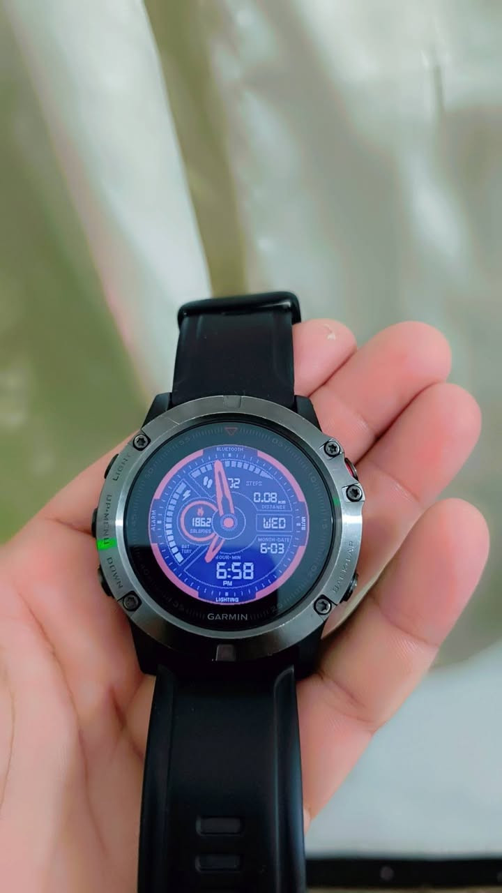 إليك أبرز المواصفات الفنية والتقنية لساعة Garmin Fenix 5X Sapphire:
📐 التصميم والمتانة

حجم الساعة: تأتي بهيكل قوي بمقاس 51 ملم.

مادة الصنع: إطار وهيكل خلفي من الفولاذ المقاوم للصدأ (Stainless Steel) مع مادة البوليمر المقوى بالألياف [1.1.1، 1.1.6].

الزجاج: مغطاة بزجاج الياقوت (Sapphire Crystal) عالي الصلابة والمقاوم للخدوش.

مقاومة الماء: مقاومة للماء حتى عمق 100 متر (10 ATM)، مما يجعلها مناسبة للسباحة والغطس السطحي.

🖥️ الشاشة

النوع: شاشة ملونة تدعم تقنية (Chroma Display) القابلة للقراءة بوضوح تام تحت أشعة الشمس المباشرة.

المقاس والدقة: شاشة بحجم 1.2 بوصة وبدقة 240 × 240 بكسل.

🗺️ الملاحة والاستشعار

خرائط مدمجة: تتميز هذه النسخة (X) بوجود خرائط topo ملونة مسبقة التحميل للملاحة وتحديد المسارات مباشرة من المعصم.

أنظمة تحديد المواقع: تدعم أنظمة GPS و GLONASS لضمان دقة التتبع في البيئات الصعبة.

المستشعرات: تضم بوصلة ثلاثية المحاور، ومقياس الارتفاع (Altimeter)، ومقياس الضغط الجوي (Barometer)، ومستشعر نبضات القلب من المعصم [1.1.5، 1.1.6].

🔋 البطارية

وضع الساعة الذكية: تصمد حتى 12 يوماً.

وضع الـ GPS: تعمل حتى 20 ساعة متواصلة.


**إذا كنت صاحب هذا الإعلان وتريد حذفه لأي سبب، رجاءا أرسل رسالة إلى الدعم الفني**