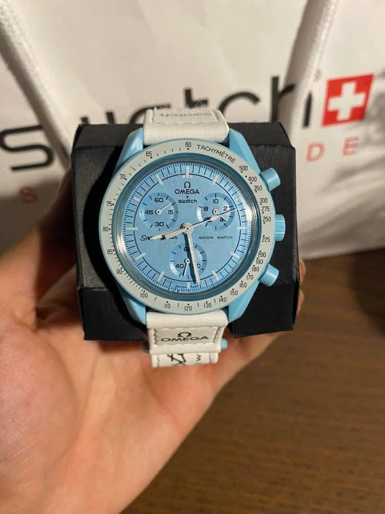 ساعة من ماركة اومكا Omega x Swatch MoonSwatch وارد اوربي
تحفة فنية

تصميم مستوحى من سطح القمر والأرض

مكينة كوارتز ناعمة ستوبوج (جميع السناتر شغاله)

المينا رمادية محببة تعكس شكل التضاريس القمرية

فول لامينوس ارقام واميال

مؤشر مراحل الأرض شغال يظهر الأرض بألوان خاصة والمحيطات تتوهج تحت ضوء UV

مؤشر مراحل القمر شغال 

هيكل من مادة Bioceramic (خليط بين السيراميك والبلاستيك الحيوي)

 سير قماش VELCRO مختم

زجاج معدني مقبب ضد الخدش

مقاومة ماء وغبار 

السعر40 مع توصيل والملحقات


**إذا كنت صاحب هذا الإعلان وتريد حذفه لأي سبب، رجاءا أرسل رسالة إلى الدعم الفني**