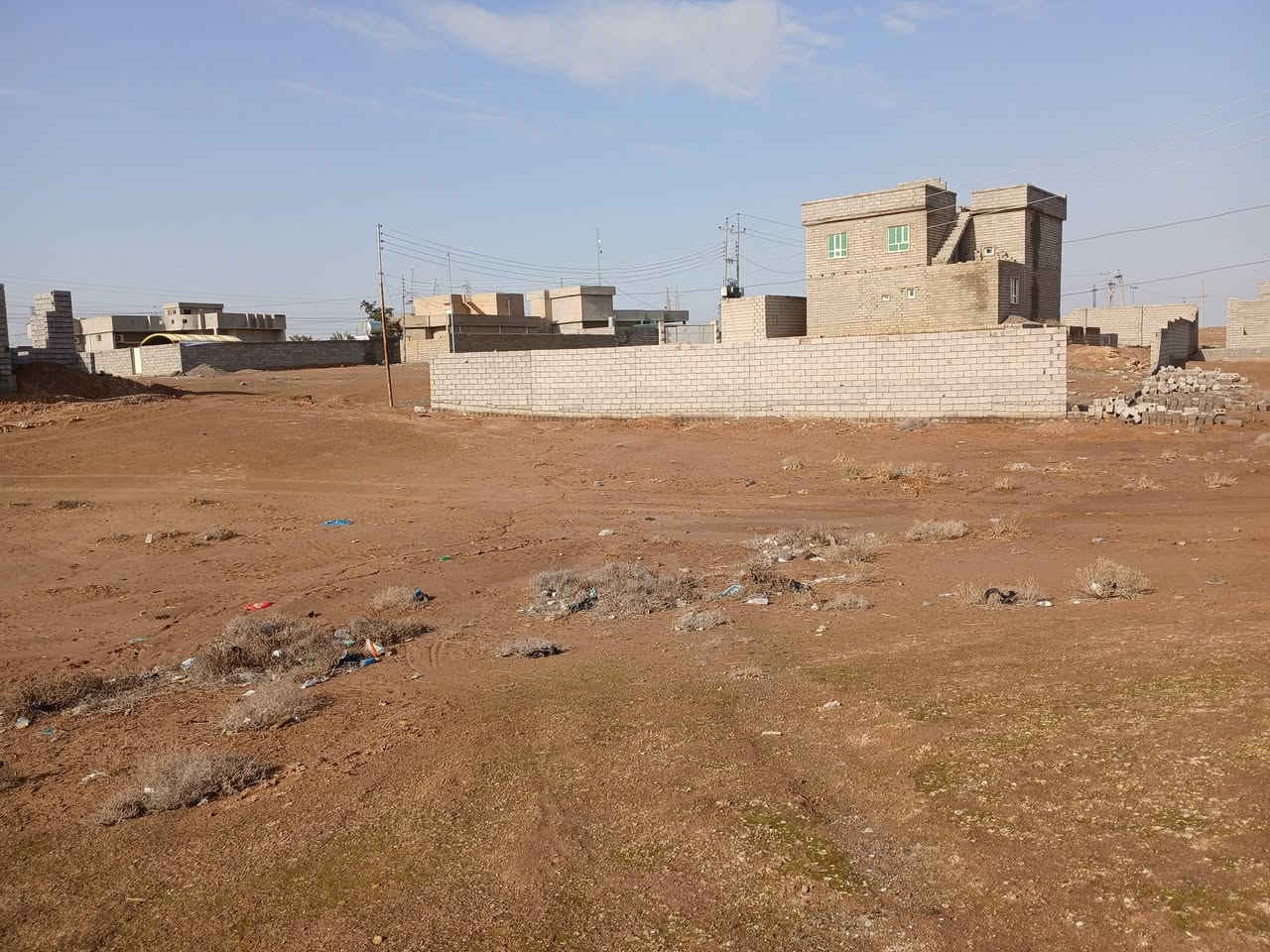 قطعة أرض للبيع تقريبا 800 بالسكنيه تبليط وماء وكهرباء الشراي يتصل ***********
