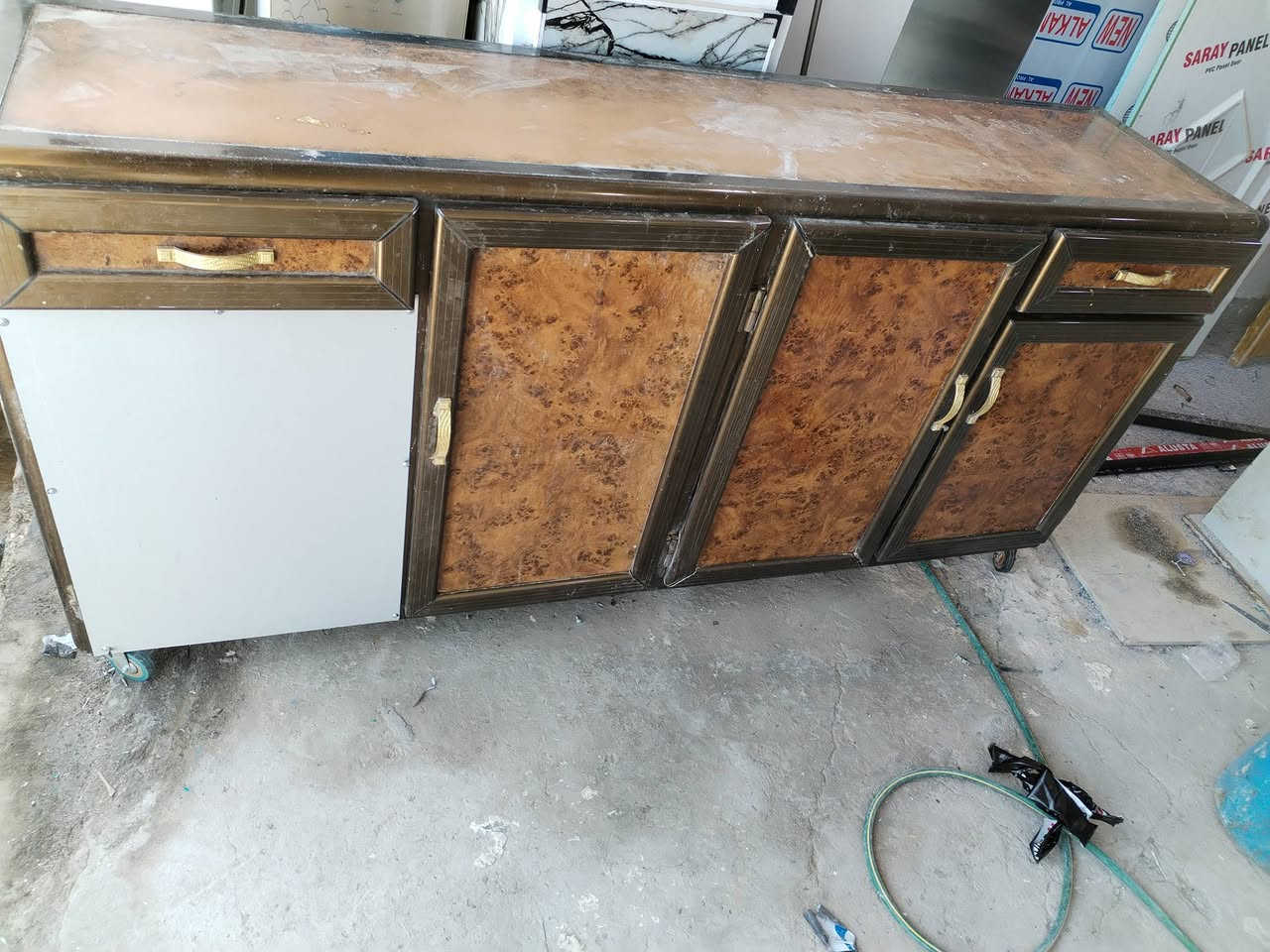 ميز الامنيوم
كاونتر مترين
*********** وتساب
