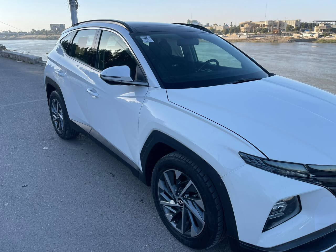 توسان ٢٠٢٣ خليجي فول واحد عل واحد 
ماشيه ٨٧كيلو 
كير محرك حداديه كله مكفول وجديد  
بيه صبغ قطعتين مع بارد بدون دواخل وسونار موجود 
الاستفسار ***********
