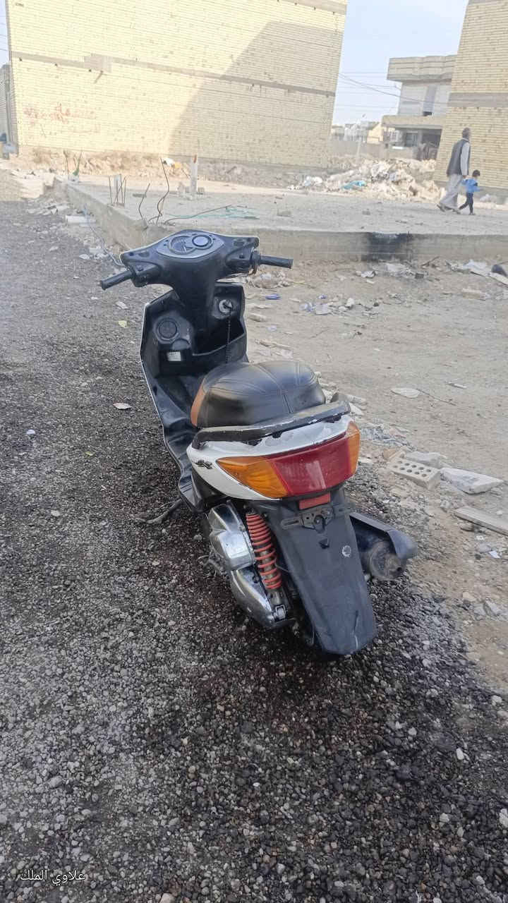 سلام عليكم
سكنس فحل 
كفرها كله اصلي
دراجه كلش جديده
مكينه مكفول 
زوج تايرات جدد
قباقه ستيل
قبق فلاوين 
شوته
وقبق كلجات
بيهاومنضومه زنون
كهربائياتها كلها شغاله
السعر 600وبيها مجال
مكاني بغداد الغزاليه
***********
***********
