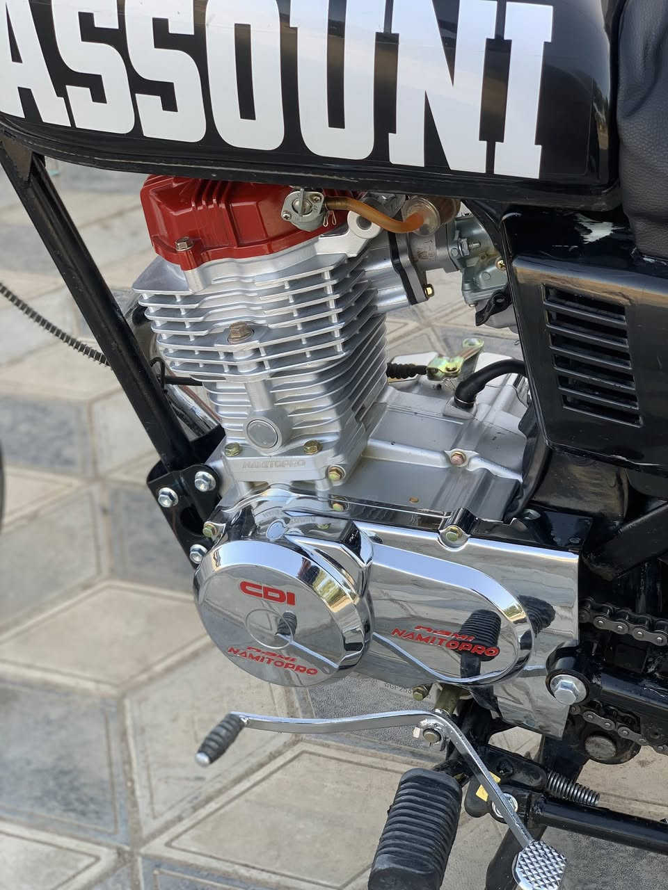 السلام عليكم دراجه للبيع مكينه تيربو صارله شهر من تعمرت اول تبديله دهن دراجه كفاله عامله كله اصلي 
فيلس مامفيلسه 
بدون اوراق كلك كلك مكفوله ومكاتبه عن سرقه جاهز 
السعر ٧٠٠ وبيه مجال حك جيه  العنوان دغاره للتصال  ***********
