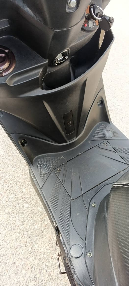 السلام عليكم دراجة اف اس كلش نظيفة كلشي شغال سلف كهربائيات عدادات مكينة تخبل نهضه وسرعه شرط وسعره بلاش 350 ناصريه المركز مستعجل ع بيع ***********
