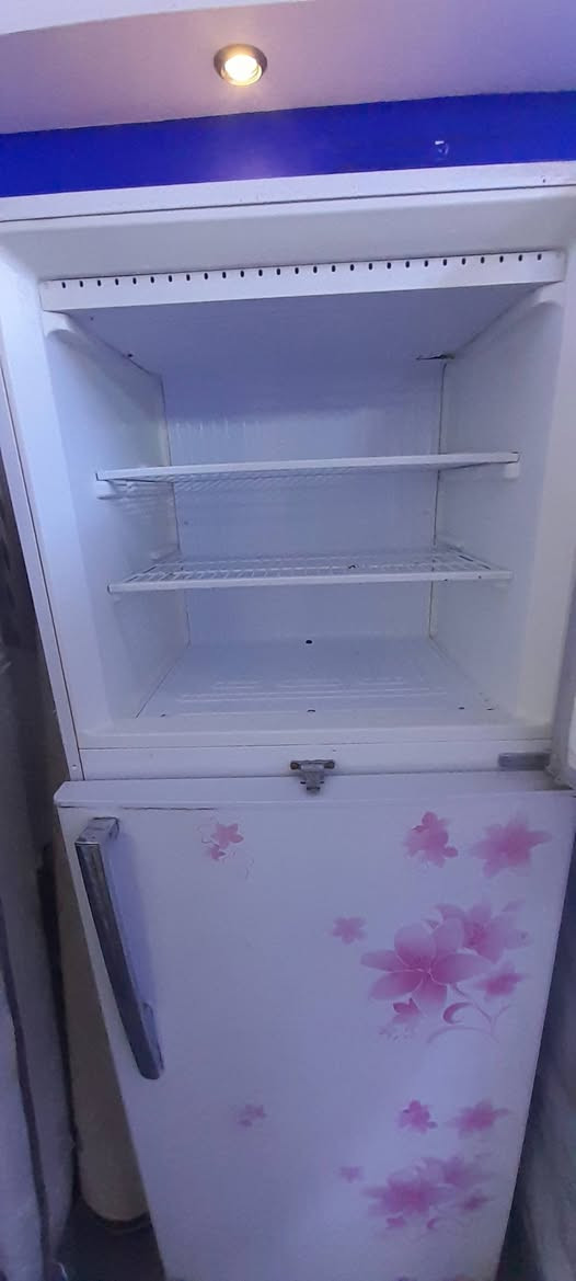 سلام عليكم عندي ثلاجة للبيع حجم ٢٨قدم ستعمال كلش بسيط نضافة ٩٩%١٠٠ على وضع شركة مامصلحة تبريد وتجميد ثلج ***********
