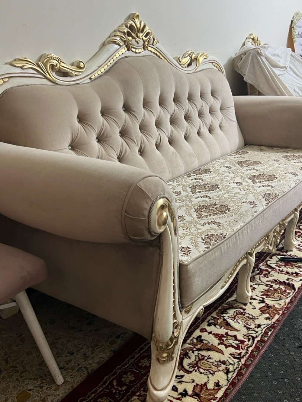 تخم ملكي كامل بدون اضرار فقط يحتاج غسل 
ويا طبله وسطيه لون ابيض + اربع طبلات صغار 
بي مجال 