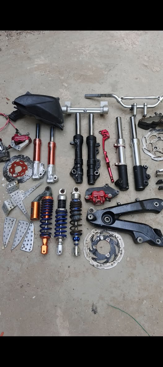 السلام عليكم غراض بلادي ورياضي سكنس جبلي وماكس كله اصلي وشغال جوه السوك ابيع شلع مابيع قطع شلع كلهن ٢٥٠ قفل من الاخير  مكاني بغداد البياع تقاطع درويش توصيل موجود كل العراق ***********
