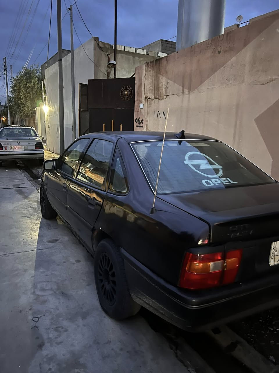 السلام عليكم اوبل  للبيع سياره مابيها شي منصوبه بيها نواقص شي قليل خيسان مصلح كابون مامسجل سياره شرط تحويل سعرها 28 عنوان سياره موصل قادسيه ثانيه *********** رقم نجف
