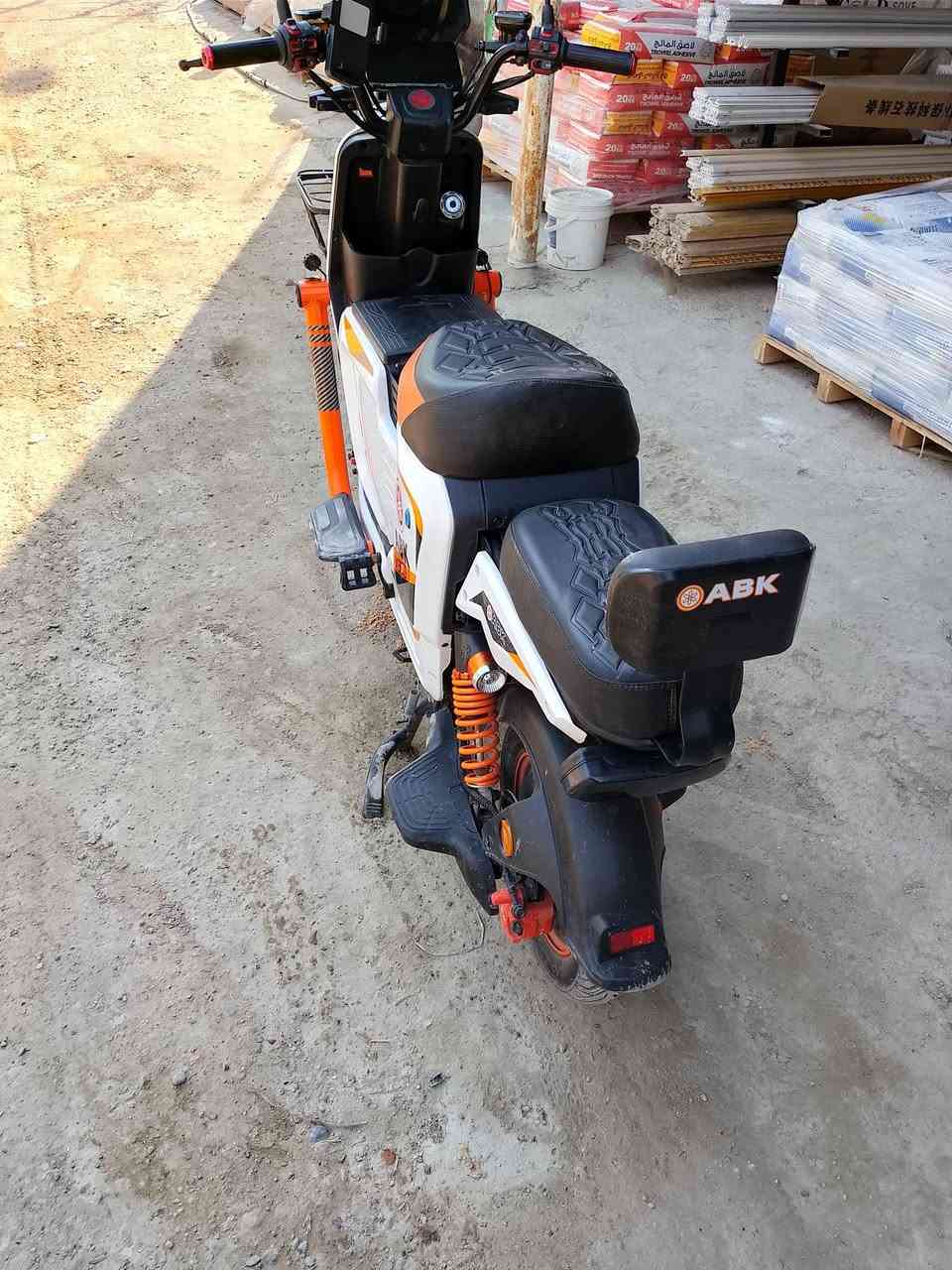 دراجه شحن للبيع صار 3اشهر من اخذتها دراجه نضيفه وحلوه سعرها 400   بغداد الكريعات نقص بيها كلوب خلفي ***********
