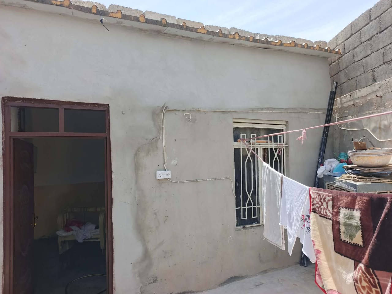 بيت سند زراعي الفرع مبلط جديد البيت غرفتي ومطبخ وحمام بيت كامل خدمات كمالة سعر 15 وبية مجال اني مكلف بل نشر هذا رقم صحب البيت *********** عنوان البيت الزراعي مل تل رمان  ملاحضة البيت صندويج
