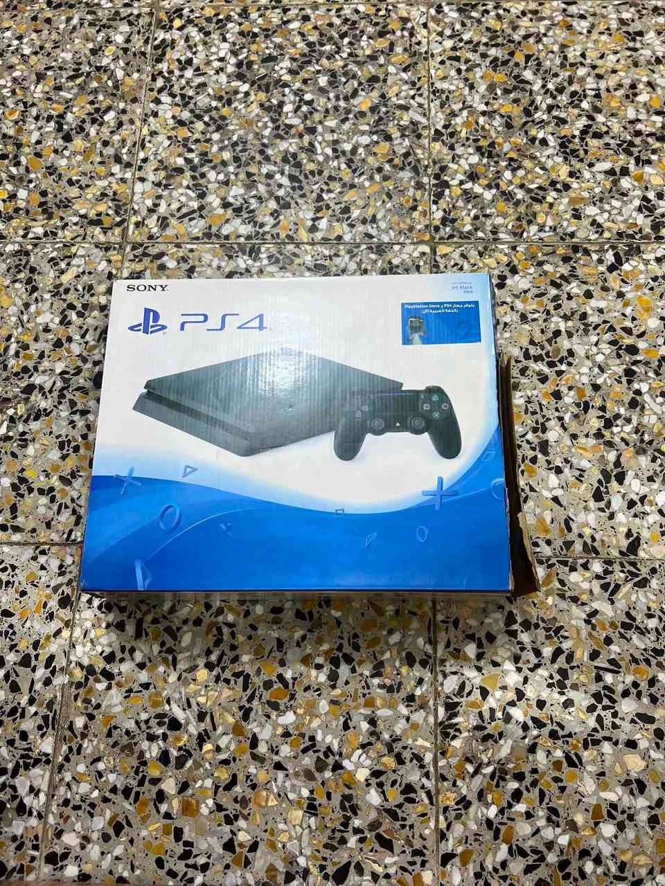 ⚠️ للبيع بلايستيشن 4 سليم (PS4 Slim) نظيف جداً مع 3 يدات ⚠️
السلام عليكم شباب، عندي جهاز بلايستيشن 4 سليم (PS4 Slim) بحالة ممتازة وجاهز للبيع:
 الملحقات واليدات: الجهاز يجي وياه 3 يدات كاملة (2 يدات أصلية + اليدة الثالثة تجاري درجة أولى "أصلي").+كارتون البلي
 الوايرات: يجي وياه واير الكهرباء الأساسي + واير الـ HDMI ماله الشغال مية بالمية.
 الألعاب وطور الأونلاين: الجهاز مثالي لتشغيل أقوى الألعاب مثل فورتنايت، كود، فيفا، وماين كرافت وبسلاسة عالية.
السعر المطلوب: 250,000 دينار عراقي.
مكان التواجد: بغداد.
للتواصل والاستفسار، يرجى مراسلة الخاص أو الاتصال على الرقم ***********
