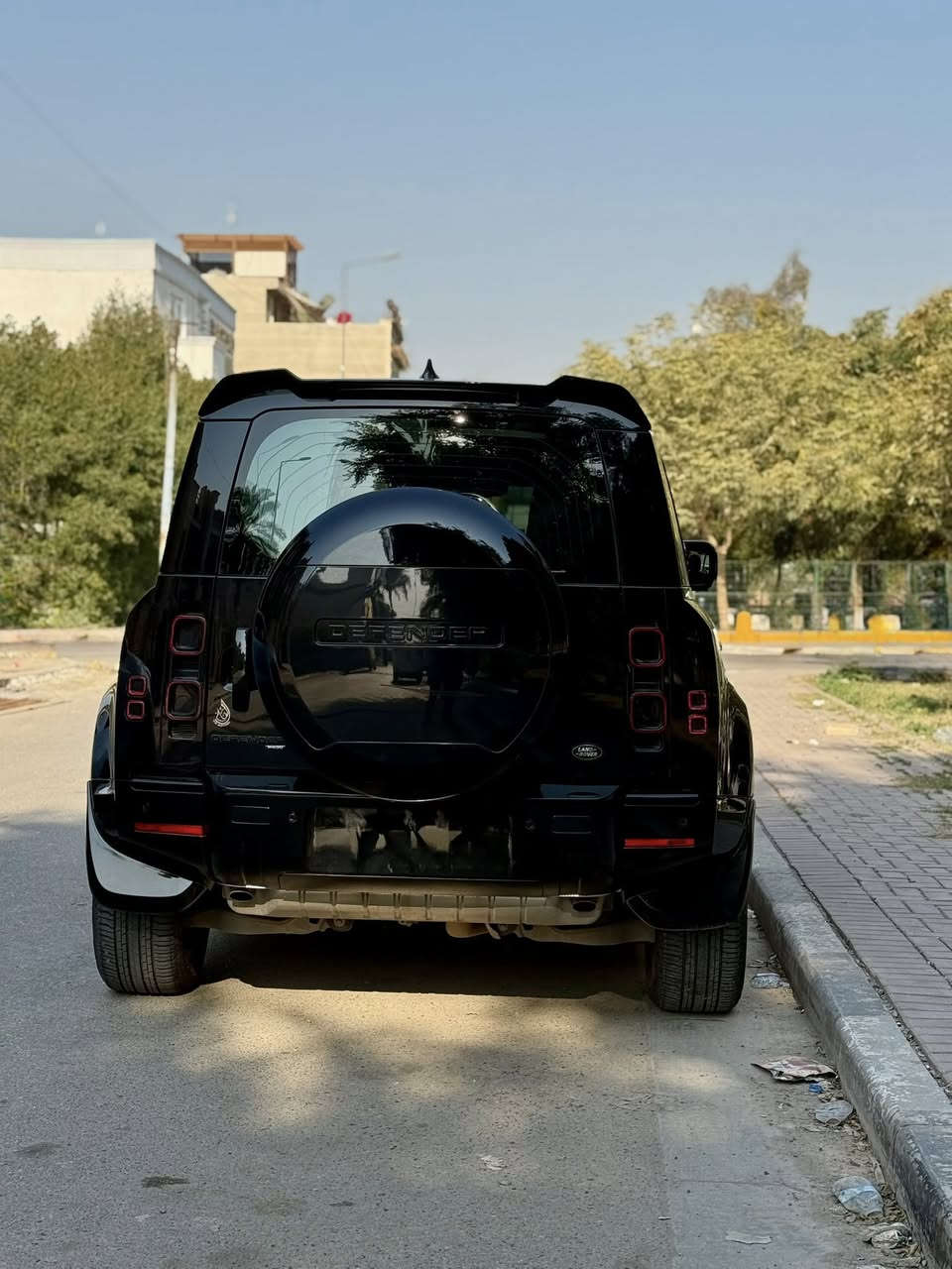 🔴لاندروفر دفندر DEFENDER se
⚫️موديل 2023
⚫️مكينة 6سلندر p400 twin turbo 
⚫️ماشيه 28,000km
⚫️مغلفة ppf بالكامل من جيوشيلد
⚫️وكالة سرداد بعدها بالضمان
⚫️رقم بغداد
⚫️مزود دفيوزر امامي 
⚫️سبويلر خلفي 
⚫️السيارة بلاك ادشن بالكامل 
⚫️تخم تايرات جديدة 
⚫️السيارة كاملة من كلشي 
⚫️باقي المواصفات معروفه مال دفندر  
💲لمعرفة السعر الاتصال ***********
