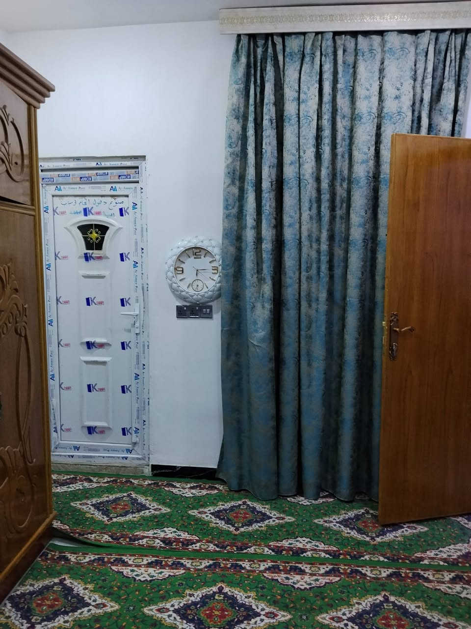 سعر مناسب وارقى شارع عرضه 10 مترات ومستحيل تحصل بيت بهذا السعر 🔥🔥 وبناء 2025
🔥 بسعر 145 🔥 والشراي يجي يشوفه وبي خير ويدلل 
بيت للبيع 104م طابقين ونص الواجهه6.40 والنزال 16.25 مدخلين 
غرف نوم  عدد 4 
واستقبال 
ومطابخ 2 
وصحيات 4 
وحولي 2
 بناء حديث خلاط دوش دفن ونظام سبالت بوكسات وتقطير والواجهة طلس وكوبلنات كامل ماعدا تطبيك الدرج وسخانات عدد2 وماطور ماء عدد 2 وتانكيات عدد 4 ابو 1000 لتر وتأسيس نظام الكاميرات وانترنيت وستلايت والشبابيك ألمنيوم والابواب حديد تفصال 2 ملم والسطح شتايكر وفلين ولبخ ونثر المنور والستارة من الداخل  للعلم البيت قريب ع شارع الضغط الخطيب الزراعي بشارع الرسول الاعظم بكاع حميد العويني للاستفسار
***********
بناء 2025
