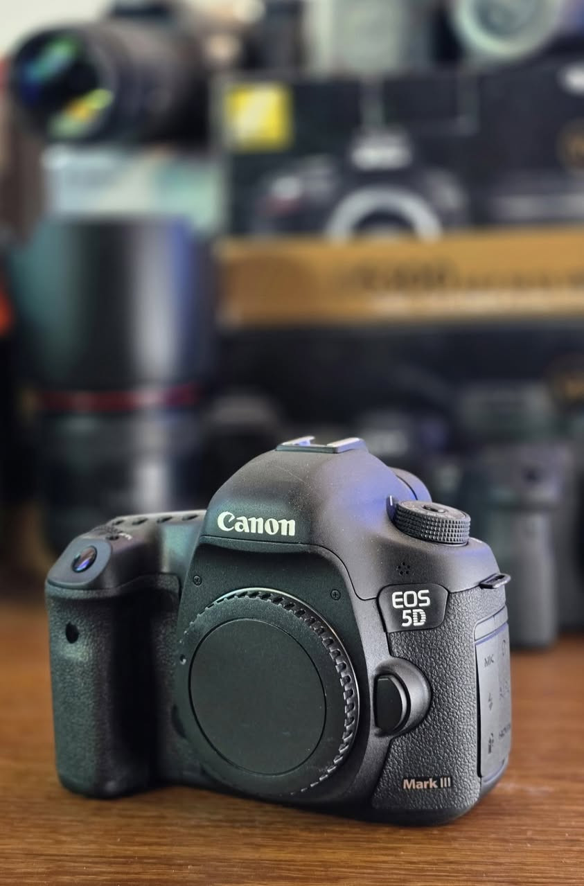 📸 توفرت مجموعة كاميرات
Canon 5D Mark III
فول فريم ✅️
22 ميگابكسل ✅️
فيديو Full HD 1080p ✅️
فوكَس اوتو 61 نقطة ✅️
بدي قوي احترافي ✅️
شتر قليل ✅️
ضمان ✅️
حقيبة ✅️
رام ✅️
حزام ✅️
بطارية أصلية ✅️
شاحنة أصلية ✅️

💰 السعر: 800 ألف
أسعار مميزة 🔥 وعروض مستمرة على الكاميرات، العدسات، والملحقات 🎥🎯
🚚 توصيل متاح لكل محافظات العراق
📩 للحجز والاستفسار
راسلنا عالخاص أو واتساب
📞 ***********
