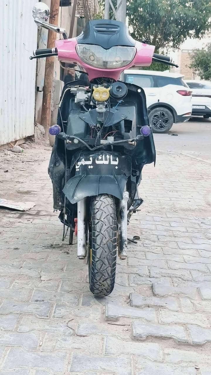 سلام عليكم مكلف بنشر دراجه فراشه للبيع مكان نجف جديده الرابعه السعر 200 وبيها مجال تفاصيل اكثر يم زيد عدنان  
رقم راعيها ***********
