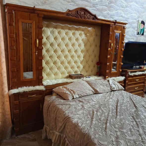 السلام عليكم
عندي غرفه استخدام ٣اشهر بعدها جديده الغرفه تفصال وغرفه ضخمه بيها تطعيم زان والغرفه ٦ابواب ملحق الزاويه بارتغاع الكنتور  الغرفه موديل المسرح اليحب يراسلني او يتصل على رقم الهاتف ***********
