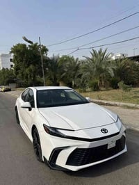 وصف السيارة  للبيع تيوتا كامري هايبرد 2025 فئة SE وارد أمريكا، ماشية ف...