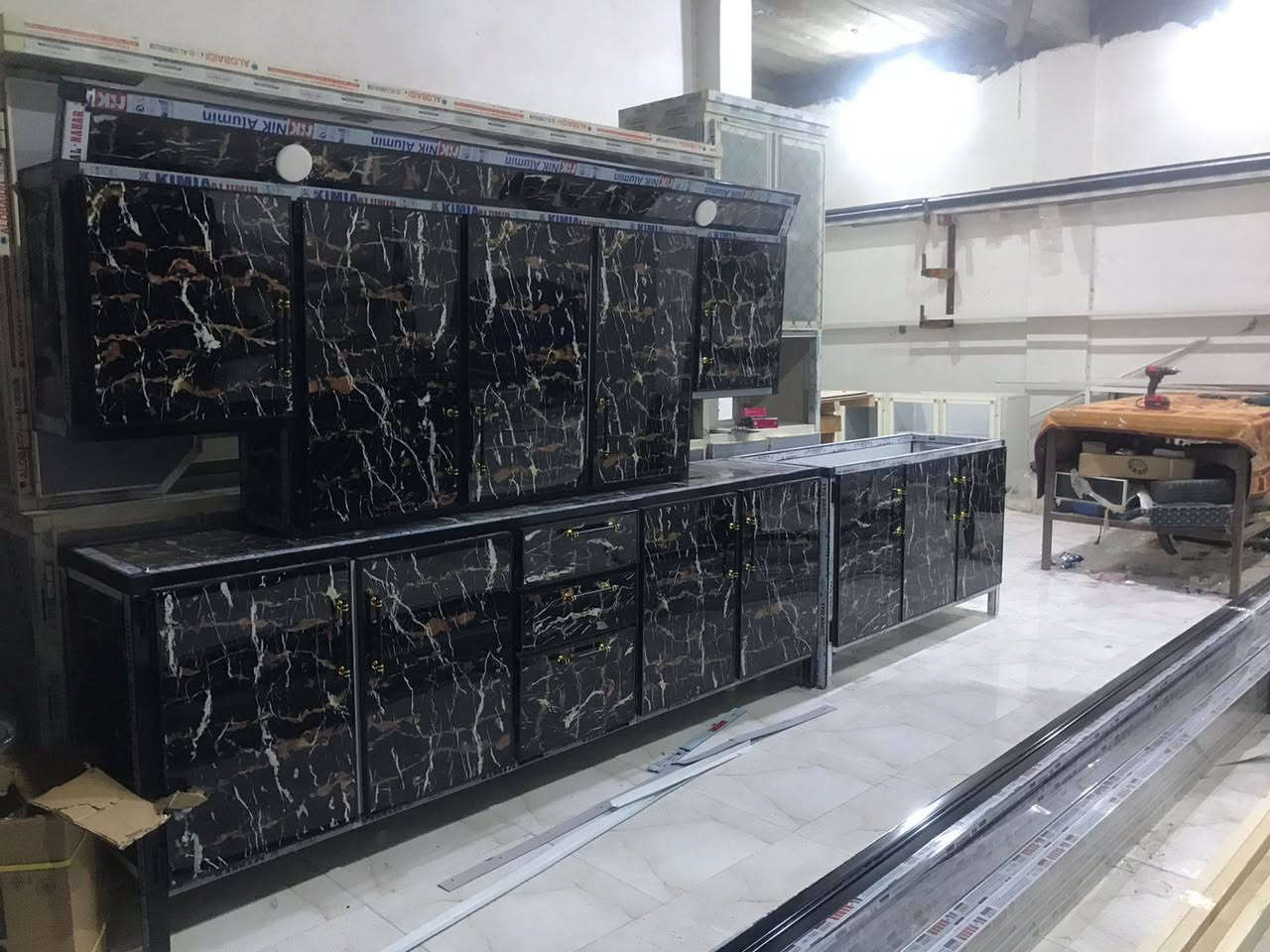 سلام عليكم ورحمة الله وبركاته كاونترات البيع قياسهن مترين ومترين ونص جاهزه ونضافه سعر خاص واني بخدمه رقم الهاتف ***********
