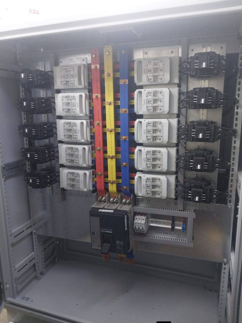 السلام عليكم ورحمه الله جزئ من عملي للتواصل على الرقم *********** ابو مصطفى عمل بوردات وجميع اعطال الكهرباء ادمن ارفع المنشور والرزق ع الله
