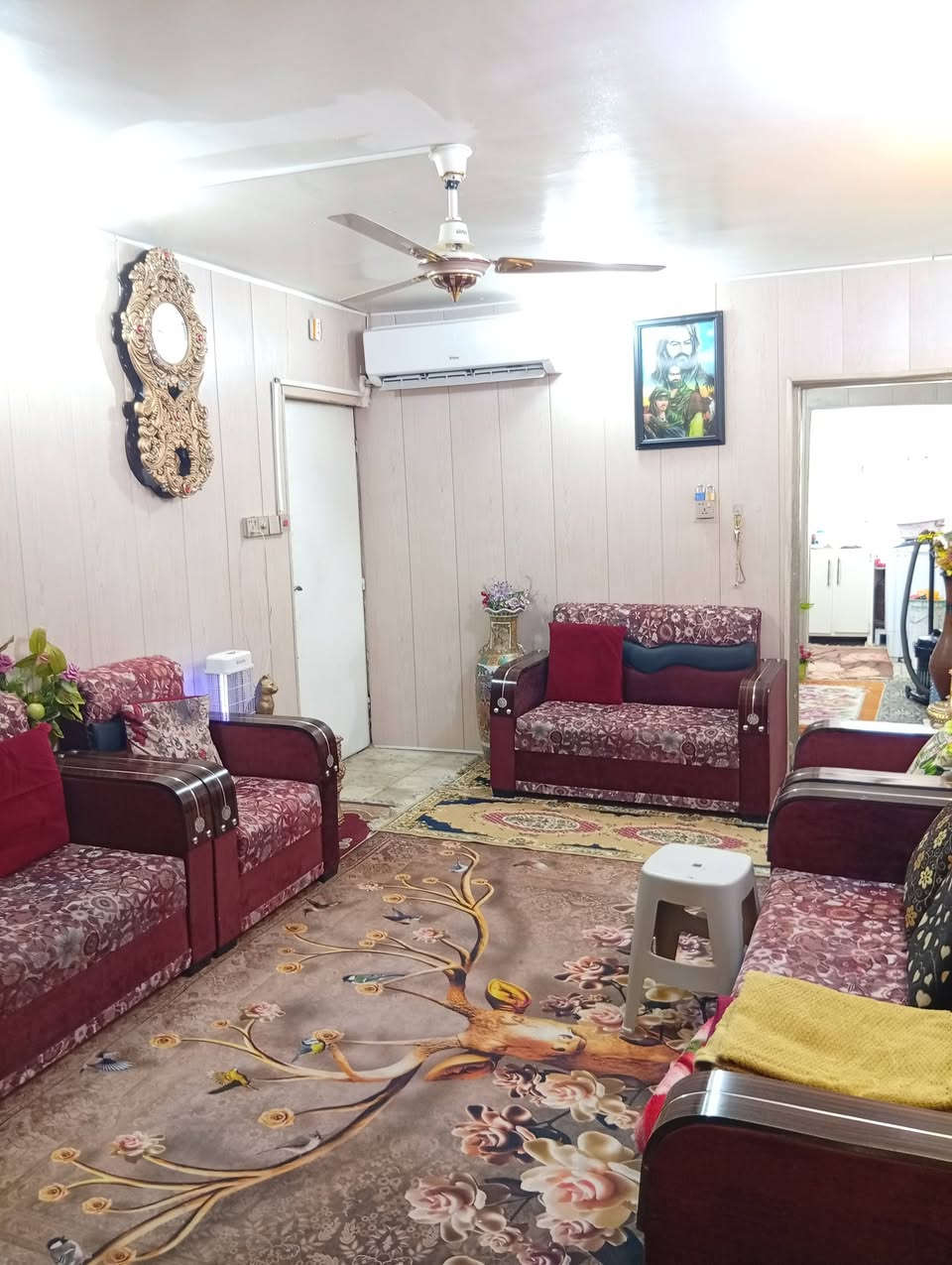 السلام عليكم عندي شقه للبيع مساحه 100 متر في العمارات السكنيه طابق ثاني قريبه عل شارع العام باسمي مصفر مي كهربائ غرفتين نوم كبار وحده صغيره واستقبال كبير مخزن حمام صحيات ومطبخ ترميم جديد من مجاري كهربائ جدران للستفسار رقمي ***********
