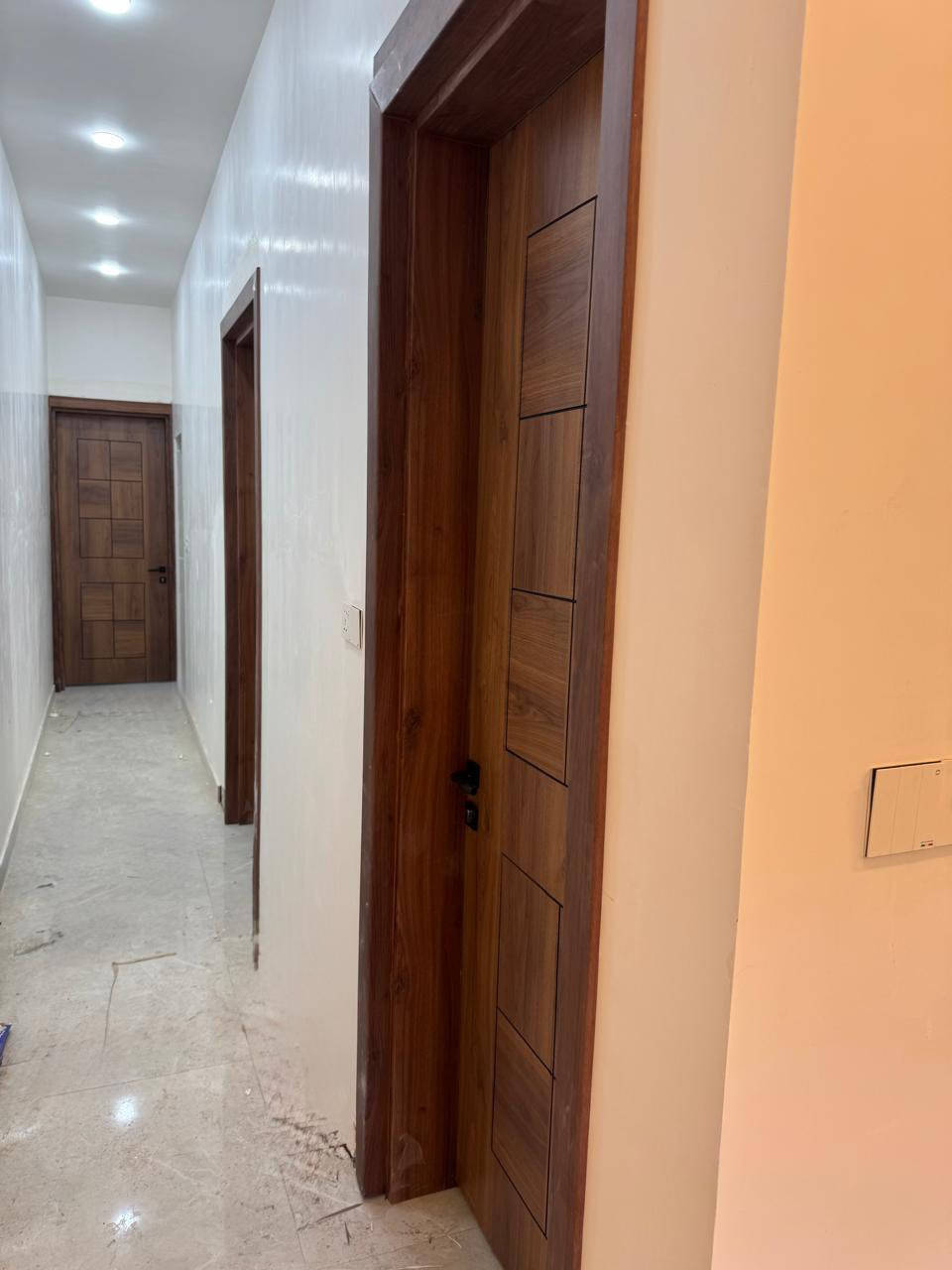 متوفر شقه واحد طابق ثالث الاول ول ثاني اتئجر للا بناء حديث ارضيه بورسلين شبابيك المنيوم ابواب تركي  مساحه الشقه 100 متر. تحتوي كل شقه على غرفتين نوم واستقبال ومطبخ وحمام تواليت مشترك البناء حديث غير مشغول سابقا كل شقه لها خط كهرباء وماء وسخان مستقل  العنوان الغزاليه شارع مدير الأمن رقم الهاتف ***********
