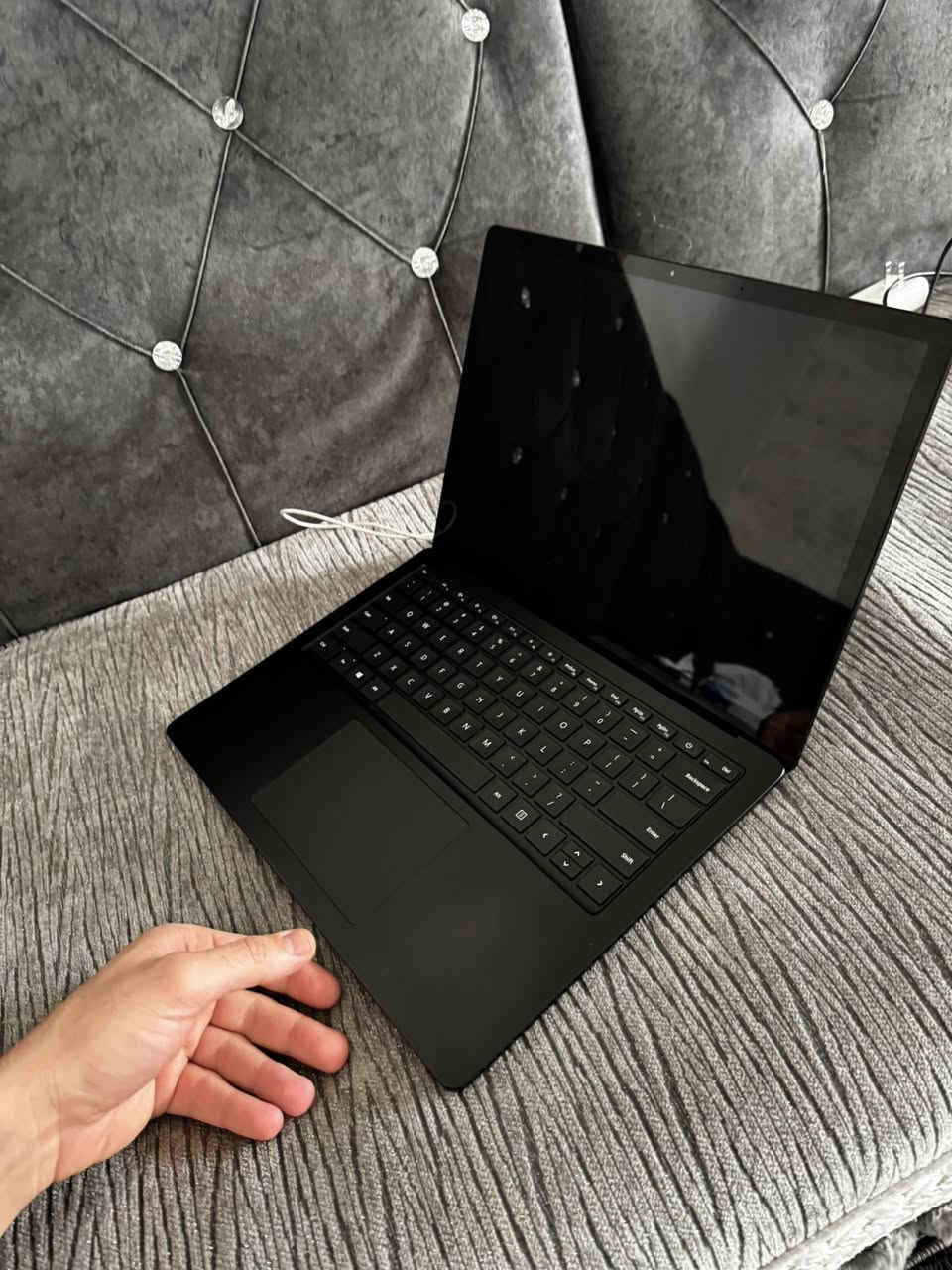 Surface laptop 3 13.5
بيع فقط 
Surface Laptop 3 
لمس 2k 
Core i7 1065  الجيل العاشر 
 رام 16GB DDR 4.
• **الهارد**: 256GB  قابل للزياده  SSD (سريع جداً).

• **كرت الشاشة**:  8GB Intel Iris Plus.
• **البطارية**: تدوم لفترة طويلة 6-8 ساعات .
• **المميزات**: تصميم أنيق، خفيف الوزن، وكيبورد مريح
مصنوع من  معدن ألومنيوم و جلد الكانترا الإيطالي .
بيع فقط 
السعر ٥٥٠  الف


**إذا كنت صاحب هذا الإعلان وتريد حذفه لأي سبب، رجاءا أرسل رسالة إلى الدعم الفني**