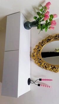 الميز فقط • خزانة