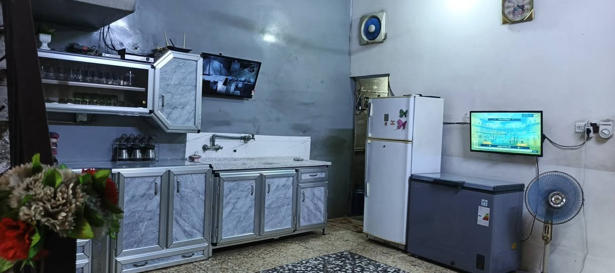 بيت البيع..... 
المكان بستان سامي مقابيل مطعم الحجي 
المساحه 100 واجه 5نزال عشرين 
يحتوي على استقبال 5×3.60
صاله 5×4
غرفه 5×4
بيت كله كاشي من عده الحوش قريب على شارع العام مي وكهرباء ومجاري وتبليط خدمات كامله 
الطابق الثاني عوزه 6سوف داير وسكف ويكمل 
التواصل ماسنجر او وتساب ***********
الرقم الي بل الفيديو غير متوفر 
السعر خاص ♥👍🏻
