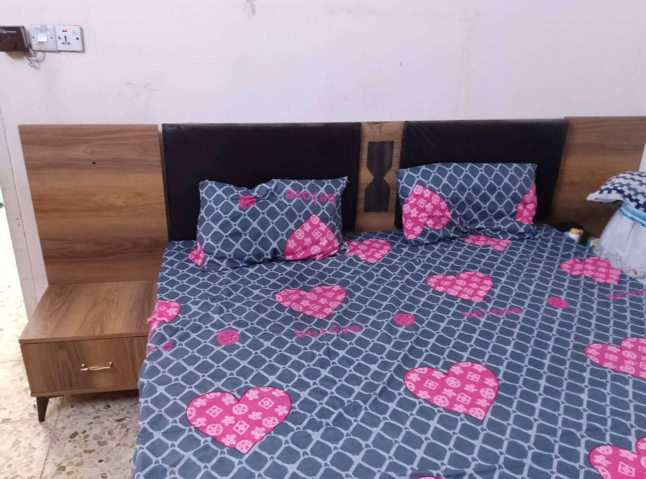 سلام عليكم ميز تواليت تركي وياه كومديات اثنين وتاج جربايه تركي وصوميه عراقيه تخت ودوشك كلهن سوه للبيع كامله السعر 250 وبيهن مجال بسيط نضيفات جدا بس ميز تواليت يرادله سجه للمجر وحده فقط بدون ضرر البقيه الشراي يتصل بلرقم ويدلل *********** وتساب موجود مكان بغداد البياع
