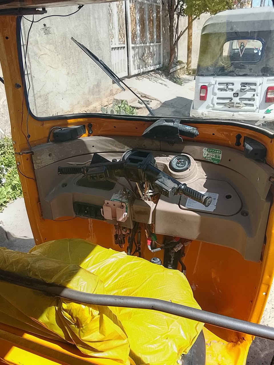 تكتك للبيع مصبوغه جماليه 6وربع وبيها مجال 
لعنوان /بابل سكندريه
رقم /***********
