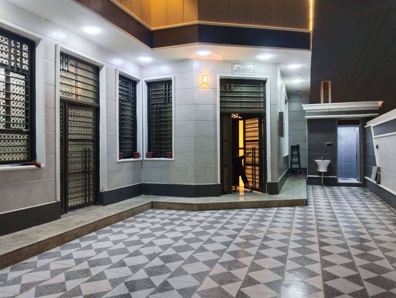 سلام عليكم بيت البيع مساحا ٤٠٠ ركن بحي الجودين مقبيل السكان سناعي ***********
