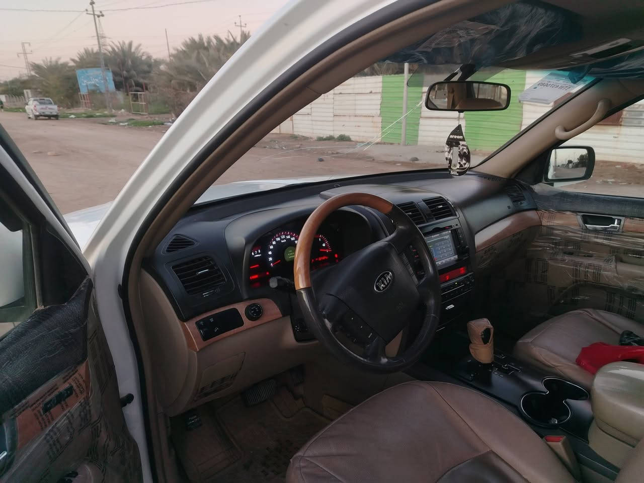 للبيع كيا موهافي موديل 15 رقم بغداد فول مواصفات مكفوله بدون قطرة صبغ بيها كم شخط فقط ومامبينات وموجود السونار السياره ماشيه 137 حقيقي وجرص يدك مكينه مفتوحه مبدل كازكيت بس انطيك شرط مكينه وكير مكانها الديوانيه *********** السعر 175 وبيها مجال
