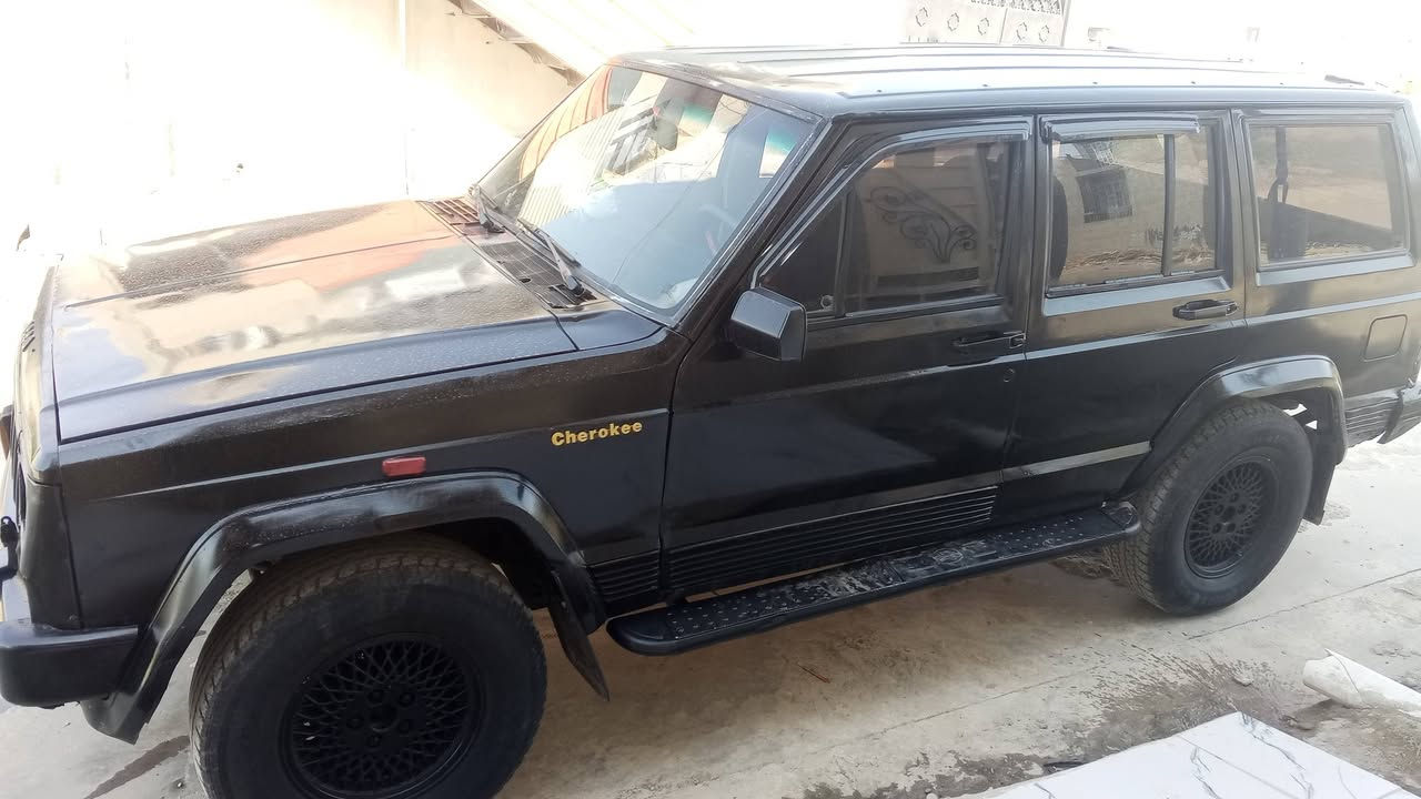 جيب شيروكي موديل 1992كير ومحرك بطه 3000رقم نينوى اخضر سنويه بيضاء شرط التحويل صبغ عام جماليه كيرها بي ضعف. يعوزها بعض الترتيبات فول تماتيك كهربائياتها شغاله  سعرها 30وبيها مجال يرهم مراوس. بتكسي والباقي اقساط كل شهر انطي 3اوراق   مكاني موصل
رقم الهاتف
 ***********اسيا 
***********كورك
