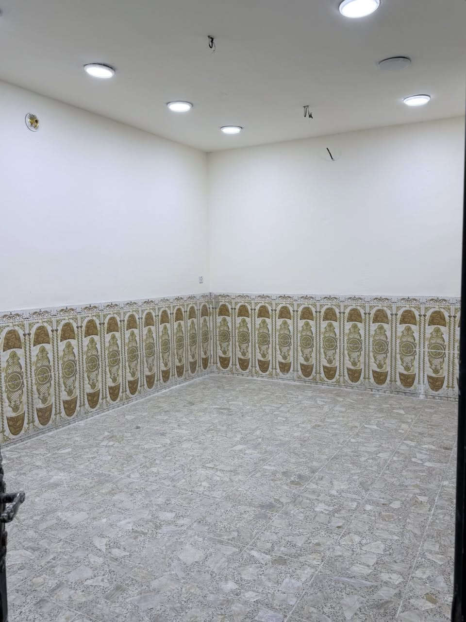 سلام عليكم  الله مصلي على محمد وآل محمد
بيت في محافظة بغداد منطقة سويب مجاور الشهداء والشرطه الخامسه والبياع بيت م 120 جبه 10 ونزال 12 بيت على شارع عام مي مجاري بيت زراعي  سند 25  اصلي الاتصال على الرقم لي موجود بل شاشه ***********.  متواجد واتساب ليحب يستفسر اكثر يدخل واتساب وبي خير ودلل بيت ترميم جديد نقص البيت فقط واجهيه وبلعافيه على ليصير من نصيبه
