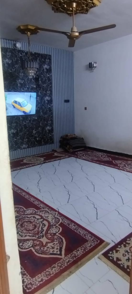 دار للبيع زراعي (خلفي) مساحة 150م طابقين
الطابق الاول يحتوي على استقبال ومطبخ وغرفتين وصالة كبيرة وملحقات 
الطابق الثاني يحتوي على اربع غرف  غرفة وحدة كاملة الباقي بعدة بدون............ 
خدمات كاملة كهرباء مجاري تبليط انترنت 
في منطقة الكفائات شارع 50  (اتصل ما متواجد على فيس) 
*********** اتصال 
*********** واتساب
